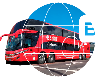 Foto de um ônibus e o logo da Bauer Turismo